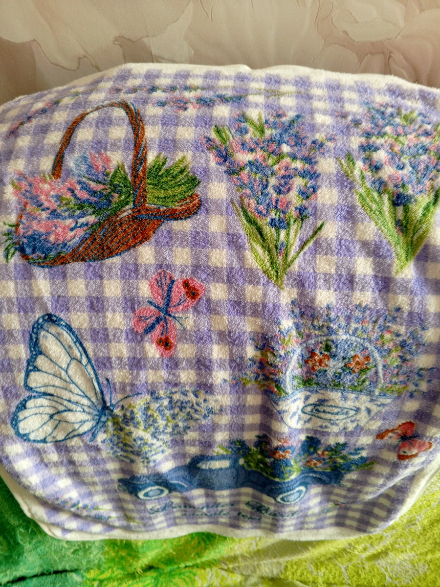 полотенце специальное темное купила ,вытирать руки.