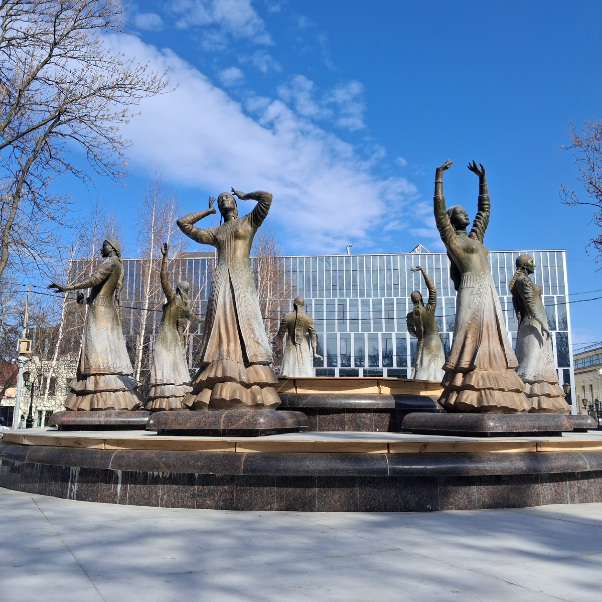 Фонтан "Семь девушек" в Театральном сквере Уфы. Фото автора.