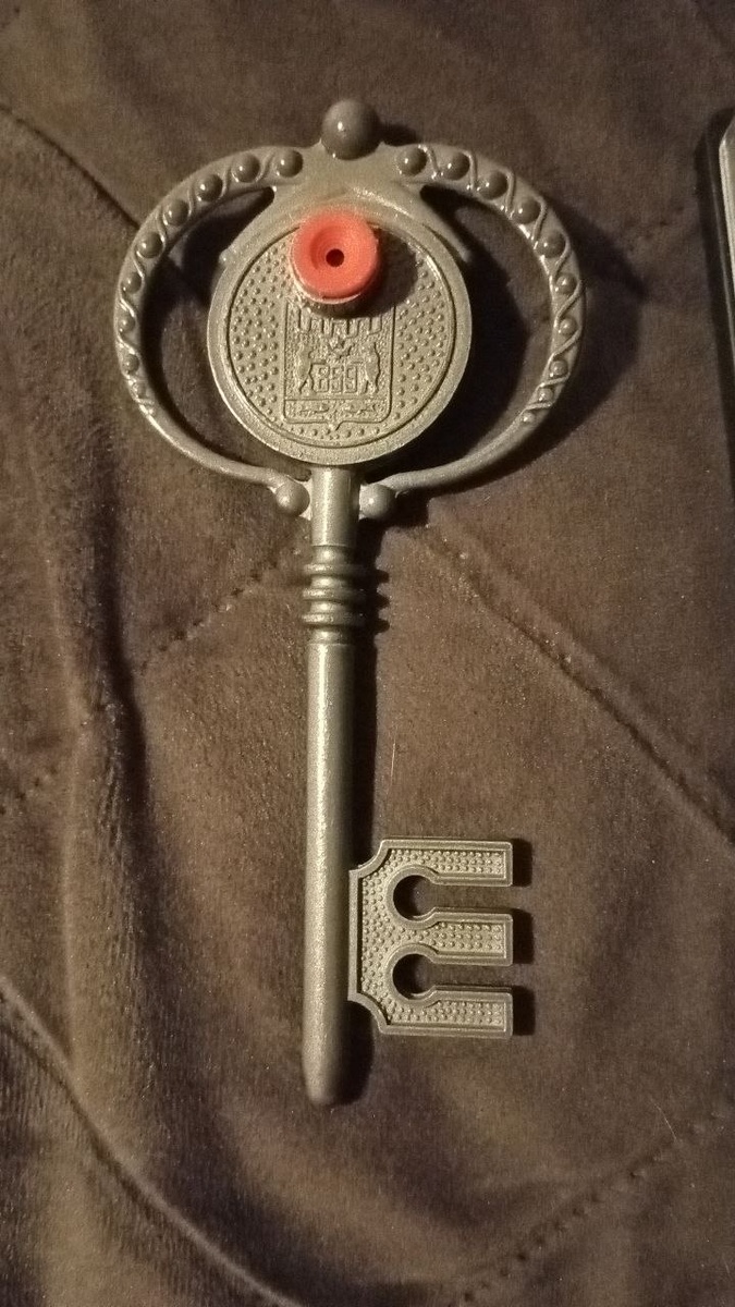 Привезенный мною из первой поездки в Великий Новгород сувенирный ключ - диаскоп. Фото из личного архива автора. 