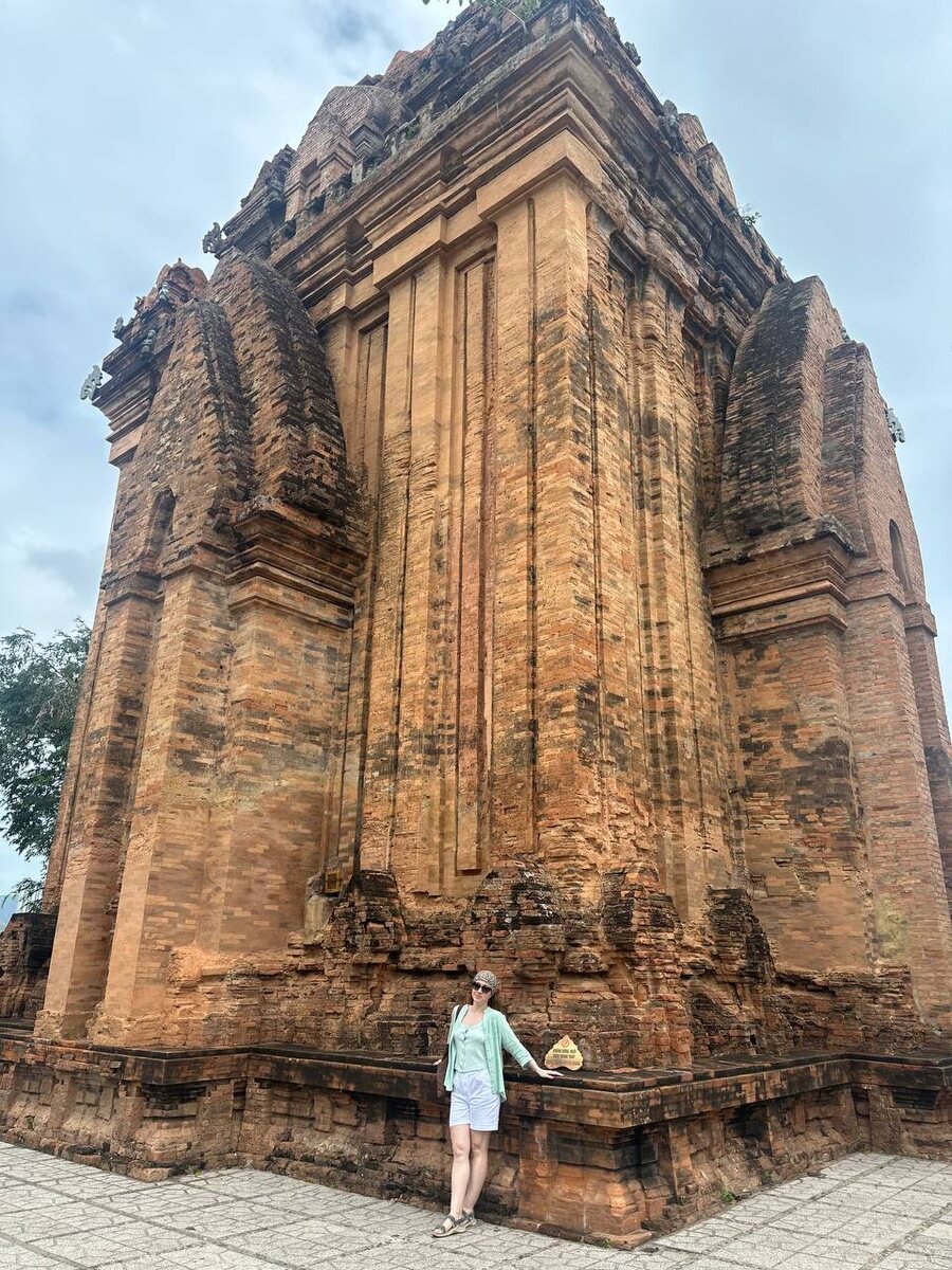 Самая высокая башня посвящена богине По Нагар, в честь которой назван комплекс)