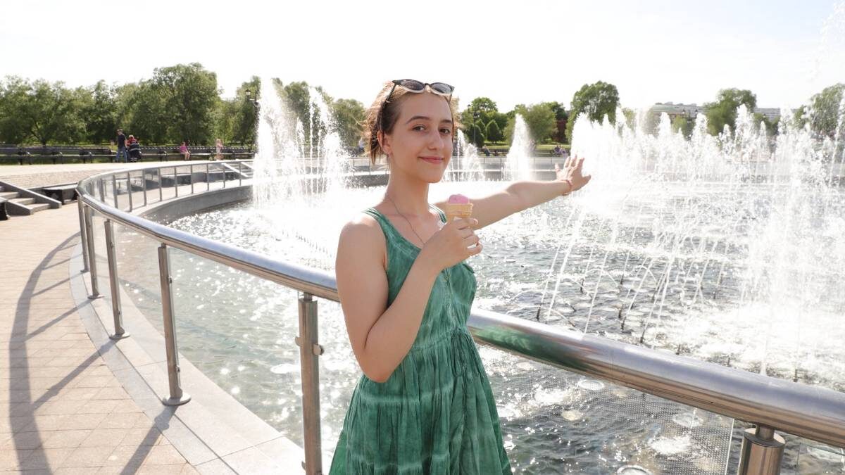    Москвичка Вера Новикова старается проводить жаркие дни возле фонтана в музее-заповеднике «Царицыно» / Фото: Анатолий Цымбалюк / Вечерняя Москва