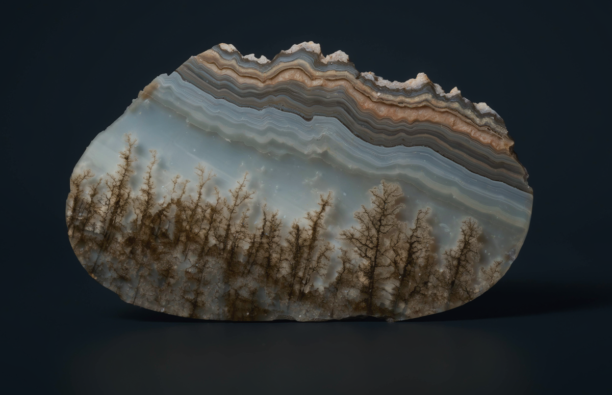 Агат узнают по полоскам. Но присмотритесь — в них можно разглядеть горы, облака и деревья
