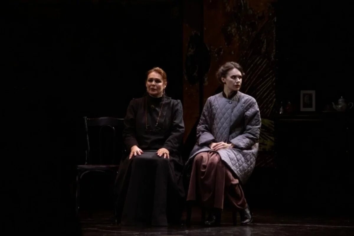    Вассу Железнову (слева) сыграла художественный руководитель театра Ирина Сидоренко