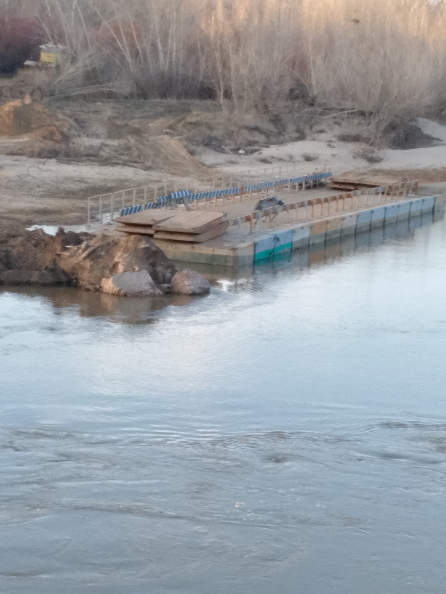 Мост притянули к противоположному берегу.