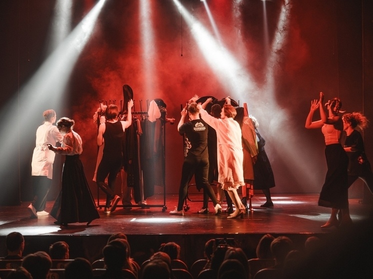     Мероприятие объединило профессионалов и любителей театра, подарив всем участникам и зрителям незабываемую атмосферу. Фото: пресс-служба Минкультуры Новгородской области