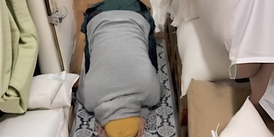 «Вставай, ты уволен!»: как закончилась скандальная история с иностранным работником, встававшим на колени в цеху