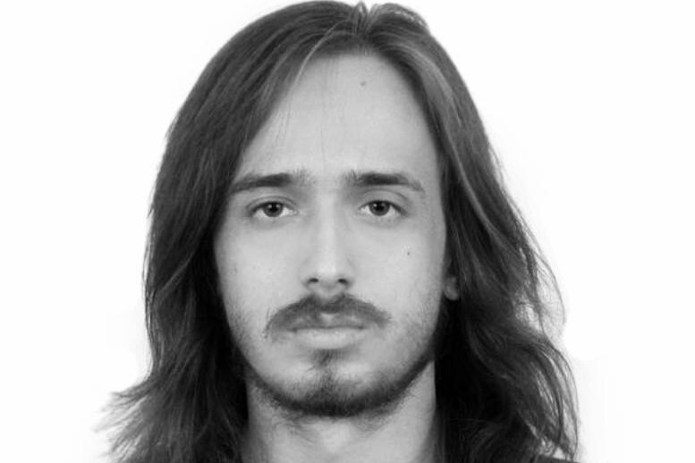     Погиб упавший с дерева 35-летний российский писатель, поэт и художник Алан Жуковский