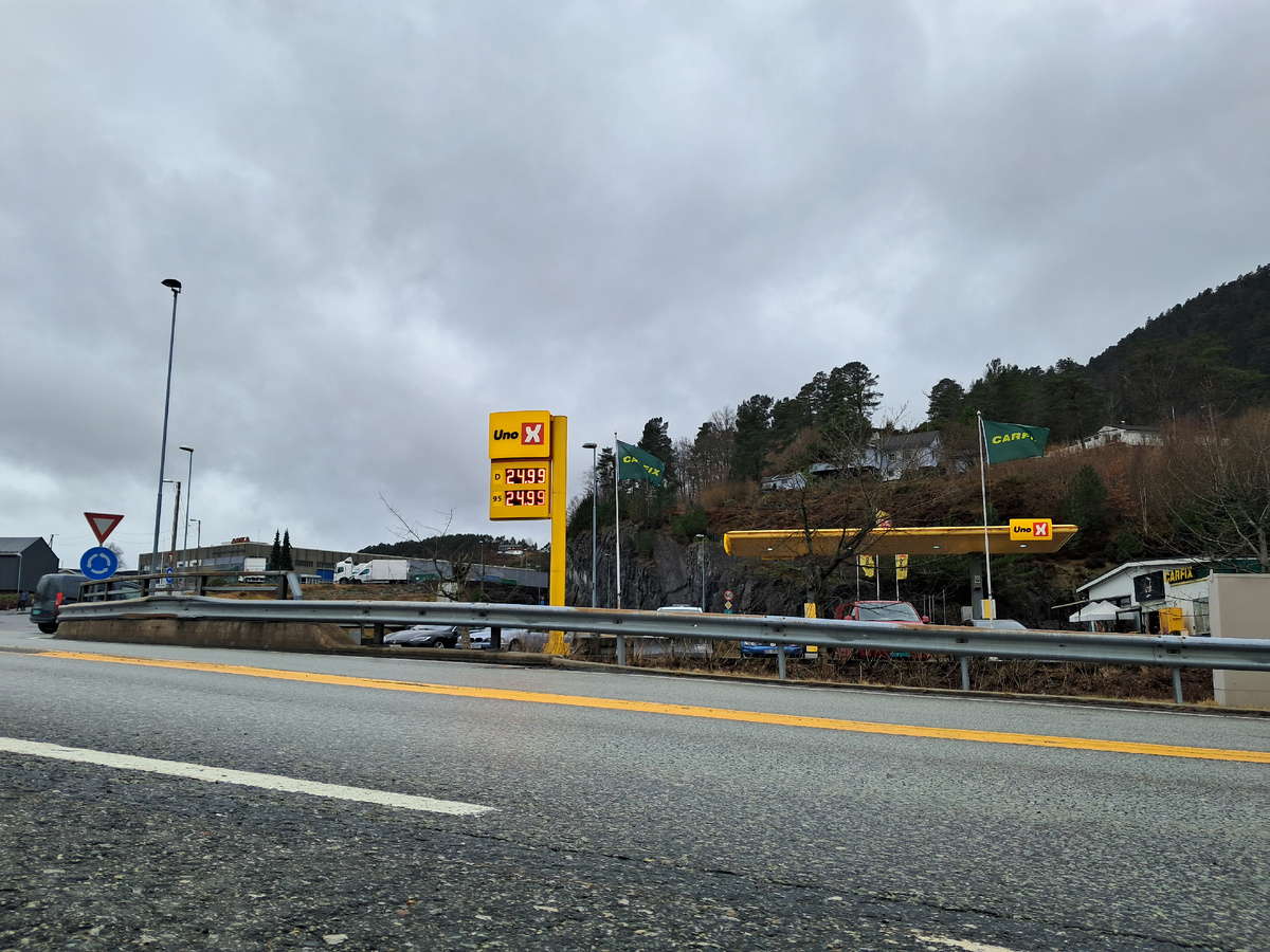 Бензин и дизель на нашей заправке стоит 24.99 крон за литр.