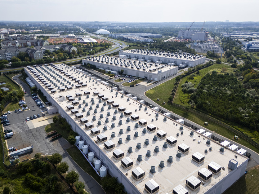    Дата-центр в США    
Фото: Jim Lo Scalzo / EPA / TASS