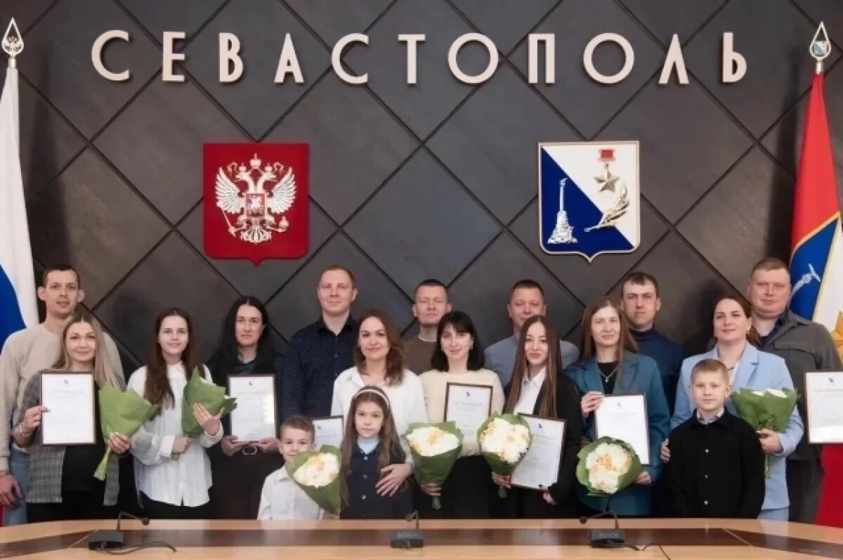    Семь молодых семей Севастополя получили жилищные сертификаты