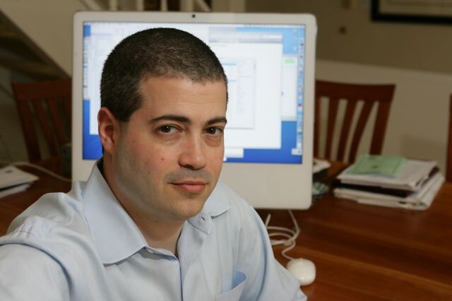 Мэттью Либерман (Matthew Lieberman) — известный американский ученый, профессор психологии, поведенческих наук и психиатрии в Калифорнийском университете в Лос-Анджелесе (UCLA), а также руководитель лаборатории социальных когнитивных наук.Он считается одним из основателей социальной когнитивной нейронауки — дисциплины, изучающей, как мозг обрабатывает социальную информацию, взаимодействует с другими людьми и реагирует на социальную среду.