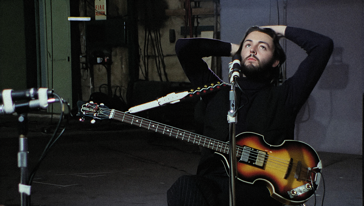 Пол Маккартни с оригинальной бас-гитарой Höfner 500/1 violin bass во время съёмок Let It Be / Get Back (январь 1969)