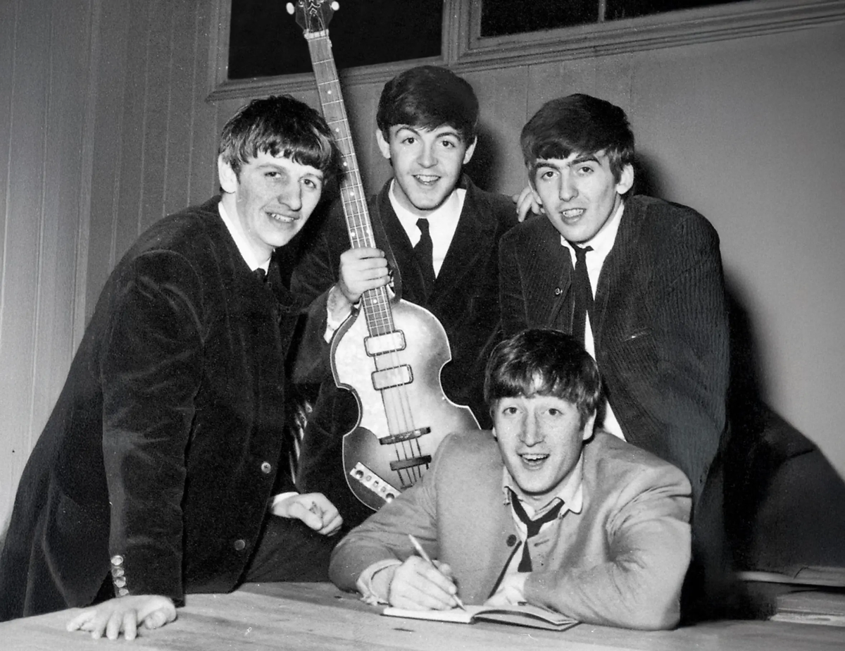 The Beatles за кулисами в 1962 году. Фото: Alamy