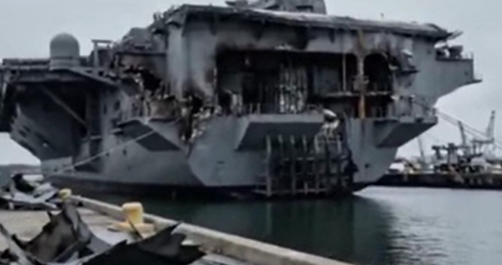 Как выглядит после пожара авианосец "Дж.ФОРД", прибывший в Хорватию на ремонт