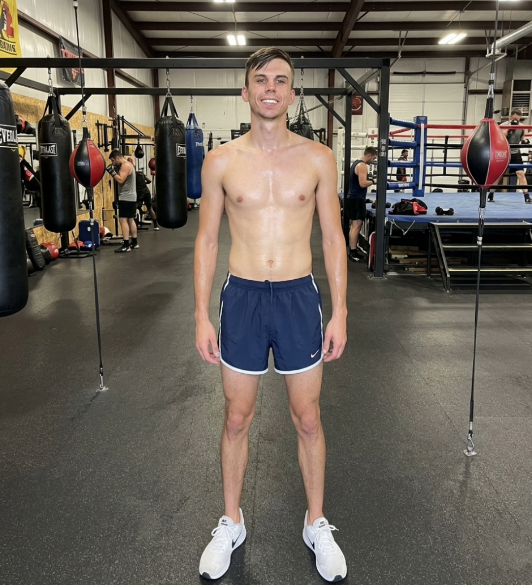 Максим счастлив, что ему не надо готовится к лету. У него спорт служит средством эмоциональной разгрузки и занимается он кроссфитом и тайским боксом, потому что работа авиадиспетчера очень ответственная и напряженная.