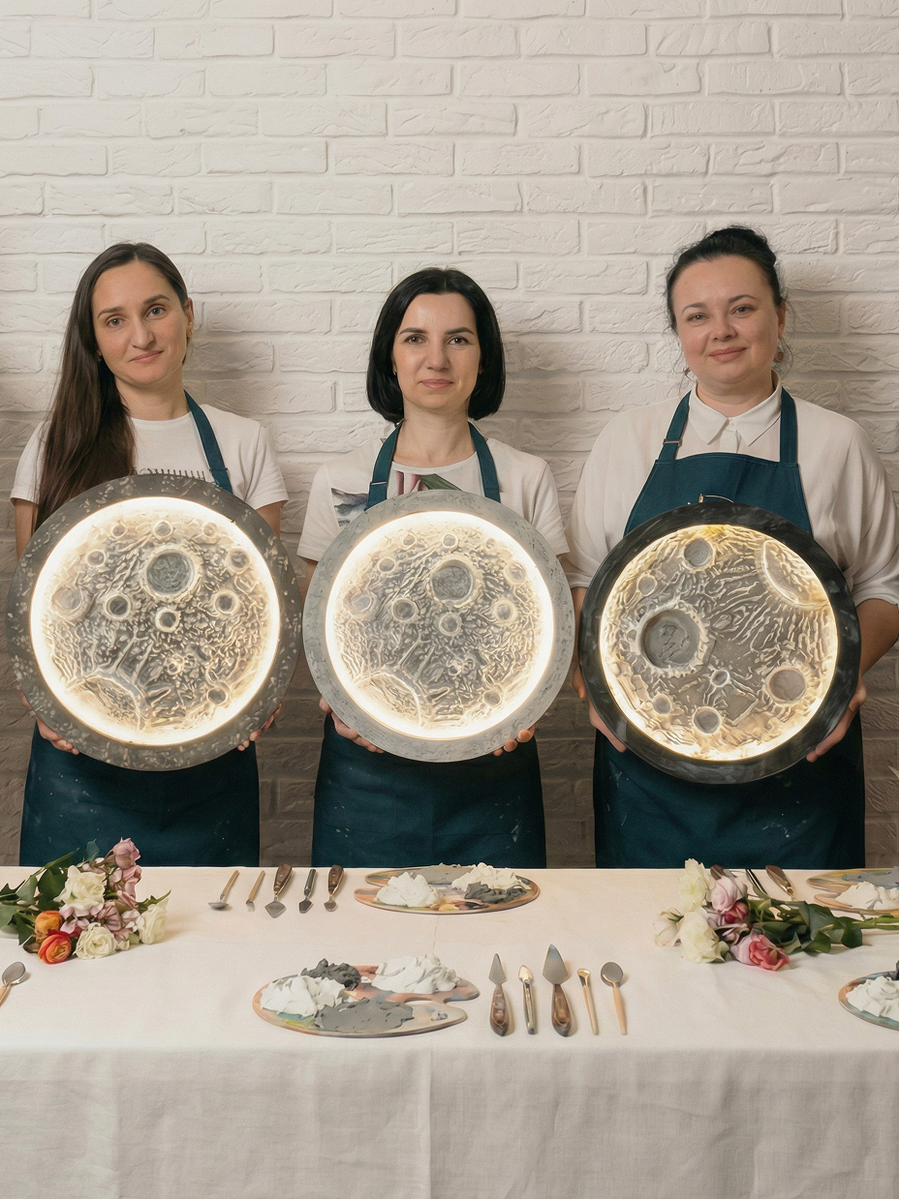 Девушки с лунам на арт-борде