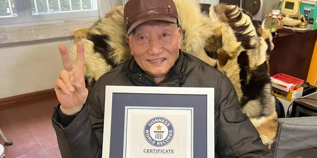 Блокнот, смекалка и опыт: 91-летний геймер прошел Resident Evil Requiem самым «олдскульным» способом