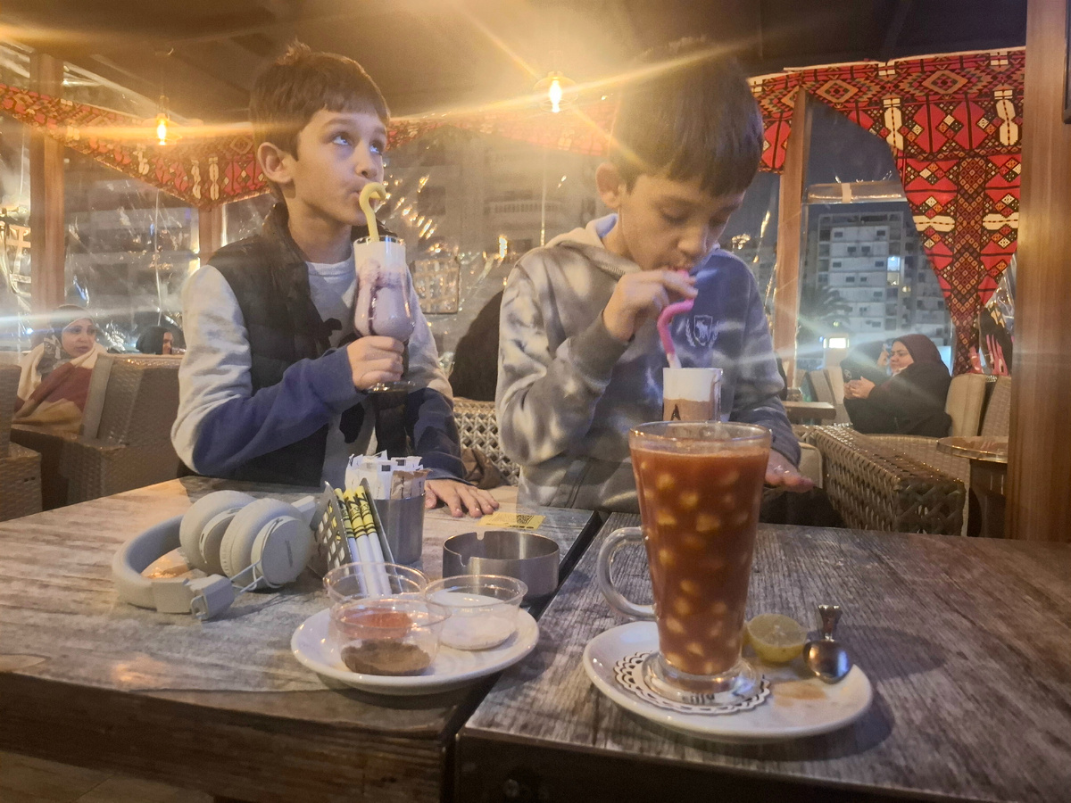 Это я в кафе Каира как раз заказала хуммус. Принесли с ложкой, лимоном и набором специй