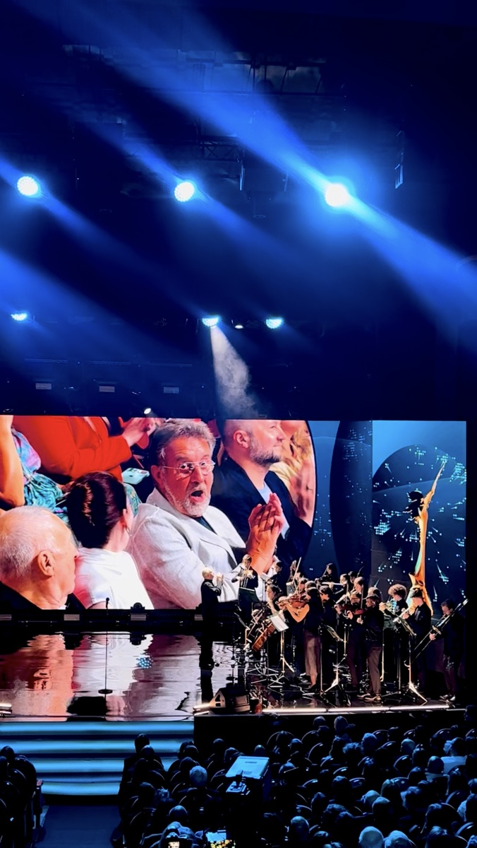 Удивленное лицо Леонида Ярмольника на открытии премии Ника