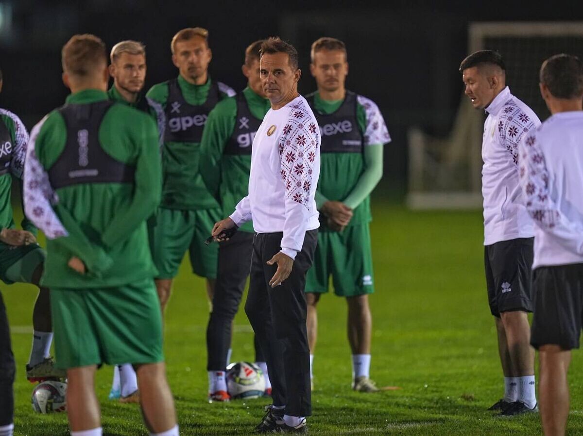    Сборная Белоруссии по футболу и тренер Карлос Алос | © Социальные сети Белорусской федерации футбола