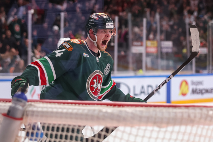    «Ак Барс» обыграл «Трактор» в четвертом матче 1/8 финала Кубка Гагарина со счетом 3:2. Во встрече было два овертайма. На фото — автор победного гола Сафонов.   
Фото: «БИЗНЕС Online»