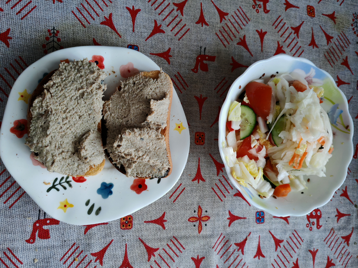 Паштет из шпрот с майонезом, да на поджареную булочку... Очень вкусно. К салату ещё квашеной капусты добавила.