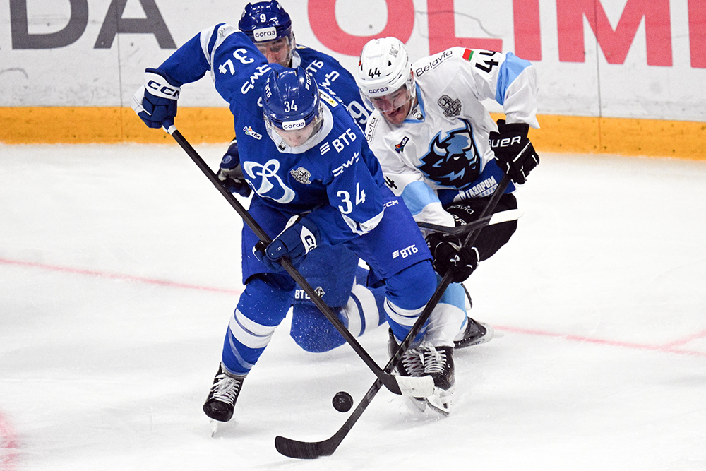    Московские динамовцы (в темном) пока не могут навязать борьбу минским одноклубникам. / РИА Новости