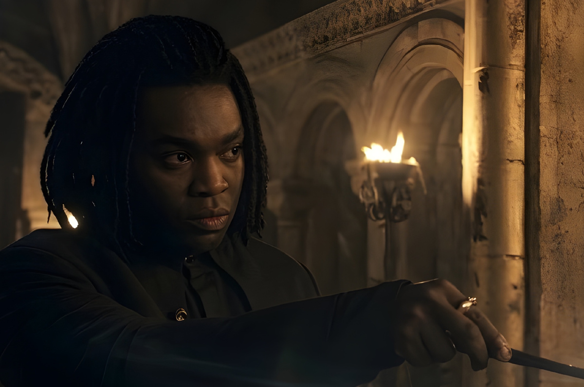 Паапа Эссьеду в роли Северуса Снейпа. Увеличенный кадр из трейлера.