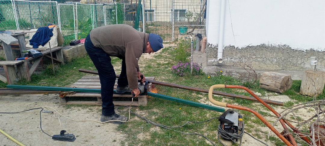 Сделали калитку для забора гостевого домика