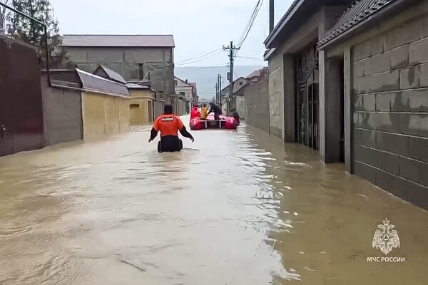 Сотрудники МЧС России эвакуируют местный жителей из подтопленных домов в Дагестане, 29 марта 2026 года / МЧС РФ/РИА Новости   📷
