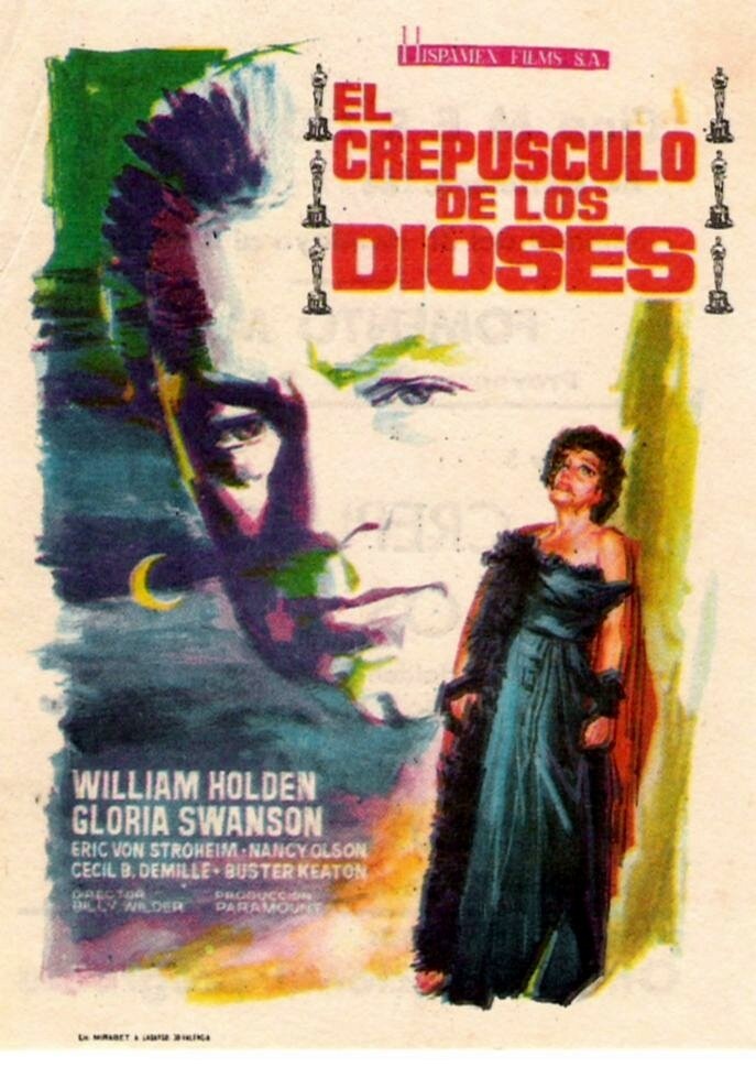 Молодой сценарист Джо Гиллис сидит на мели, его преследуют кредиторы, ему не на что поесть, ему кажется, что жизнь кончилась. Машина, на которой он отправляется бездумно и бесцельно неизвестно куда, вдруг из-за лопнувшей шины резко виляет и влетает во двор особняка знаменитой в прошлом и увядающей в настоящем кинозвезды Нормы Десмонд.