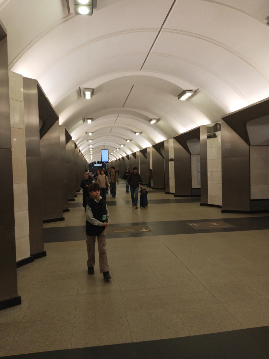 Станция "Сретенский бульвар", переход на станции "Чистые пруды" и "Тургеневская". Уважаемые пассажиры, при выходе из поезда не забывайте свои вещи. Все фото автора. 