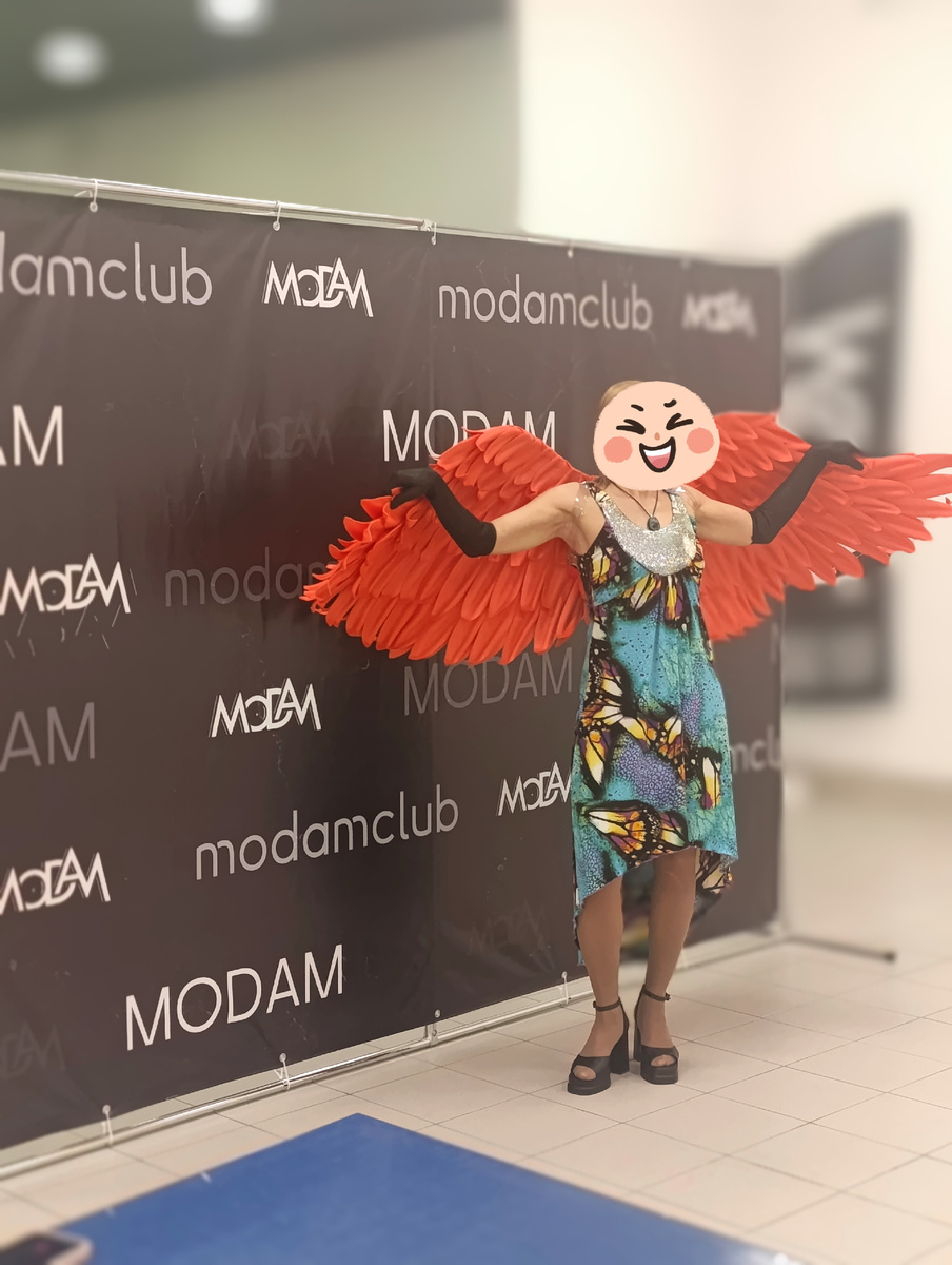 А вот платье у модели подиумное уже, вроде бы?