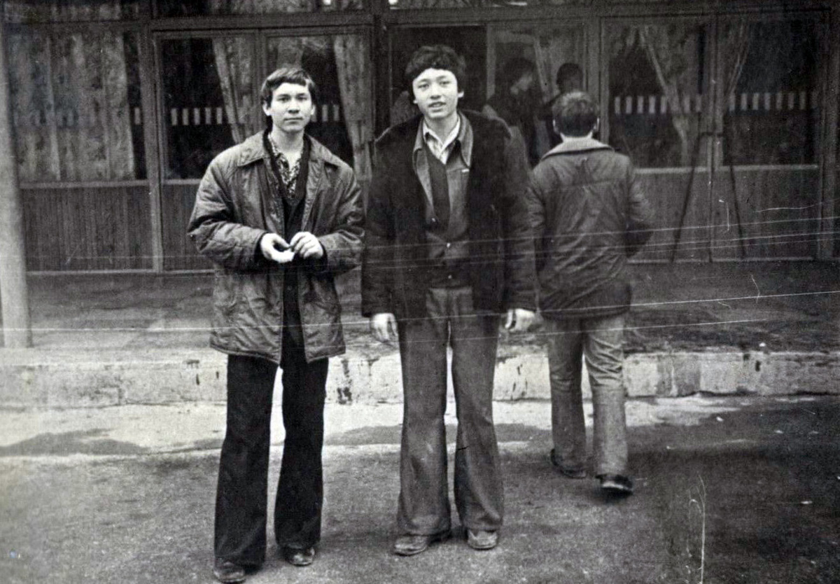 Альберт Бакиев и я возле СЮТ города Навои, спиной Сережка Полищук.