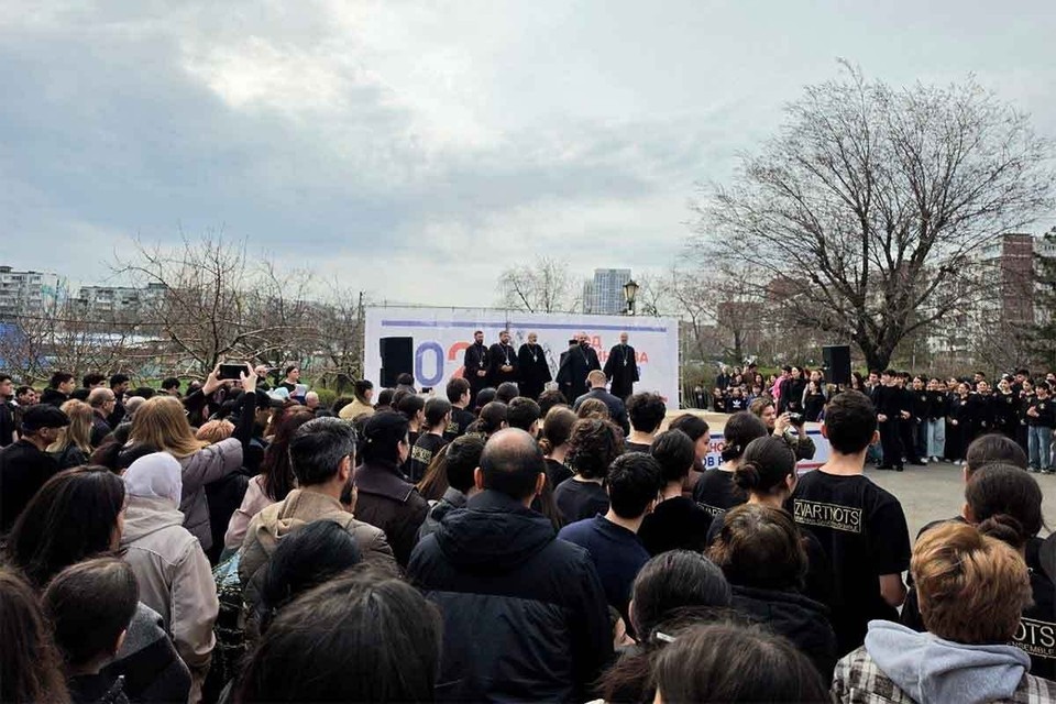    В Ростове-на-Дону несколько сотен человек пришли на митинг в поддержку Армянской Апостольской Церкви (ААЦ) и Католикоса Всех Армян Гарегина II. Фото: armspyurk.com