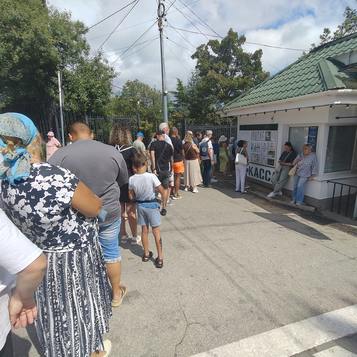 Очередь в кассу в парк Айвазовского (фото автора)