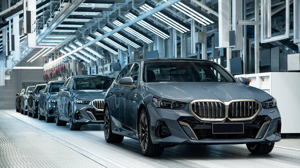     Минпромторг обновил перечень автомобилей, облагаемых налогом на роскошь www.globallookpress.com/Xinhua