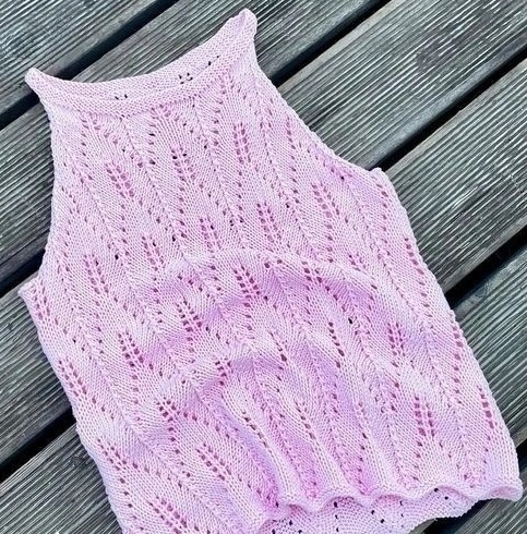 Вяжем к лету топы спицами: 11 красивых моделей с узорами