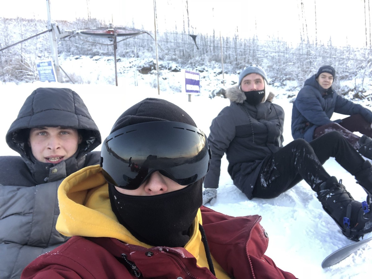 Далекий теперь уже 2020 год - мы с друзьями катались там на сноубордах. Склон был великолепен