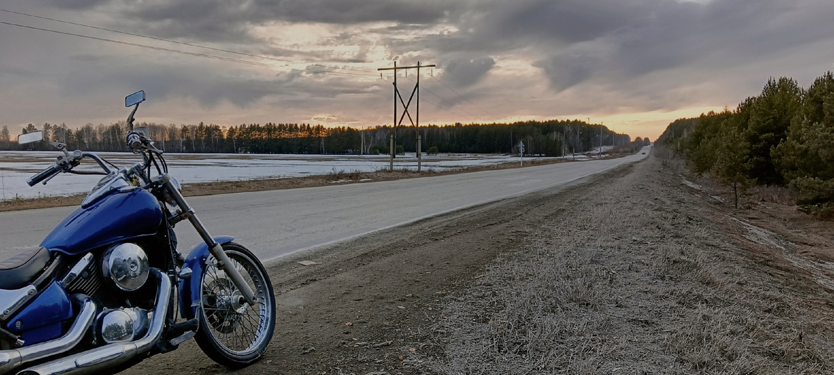 Свинцовая серость ранней весны. Дорога сухая, но на полях ещё снег.