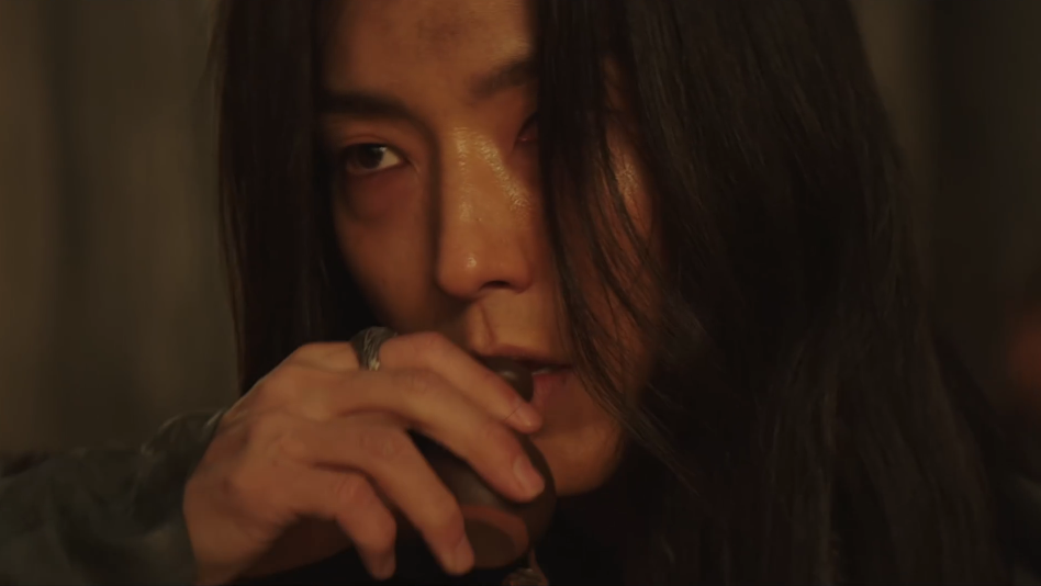 В  этой драматичной сцене интересно интерпретировать актерские находки Джнунги. Сайя сначала спокоен и прост, он достаточно уравновешен, когда ему приносят цикуту (то есть бичисан) на подносе. Он принмает судьбу как римский патриций. Но в дальнейшем сцена даёт поворот и из политического судилища превращается в сцену выяснения отношений. Только Сайя на такое способен. 