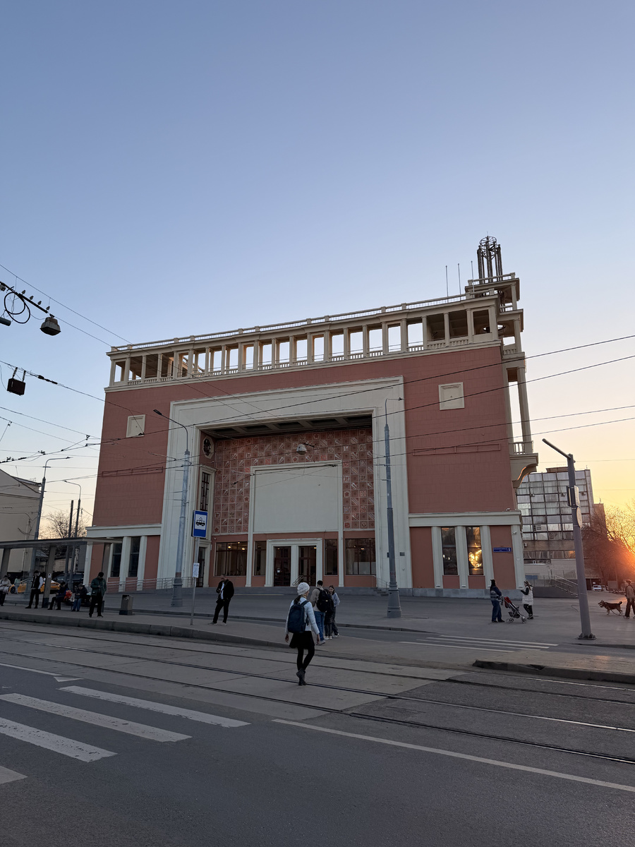 С фасада над входом пропал барельеф.