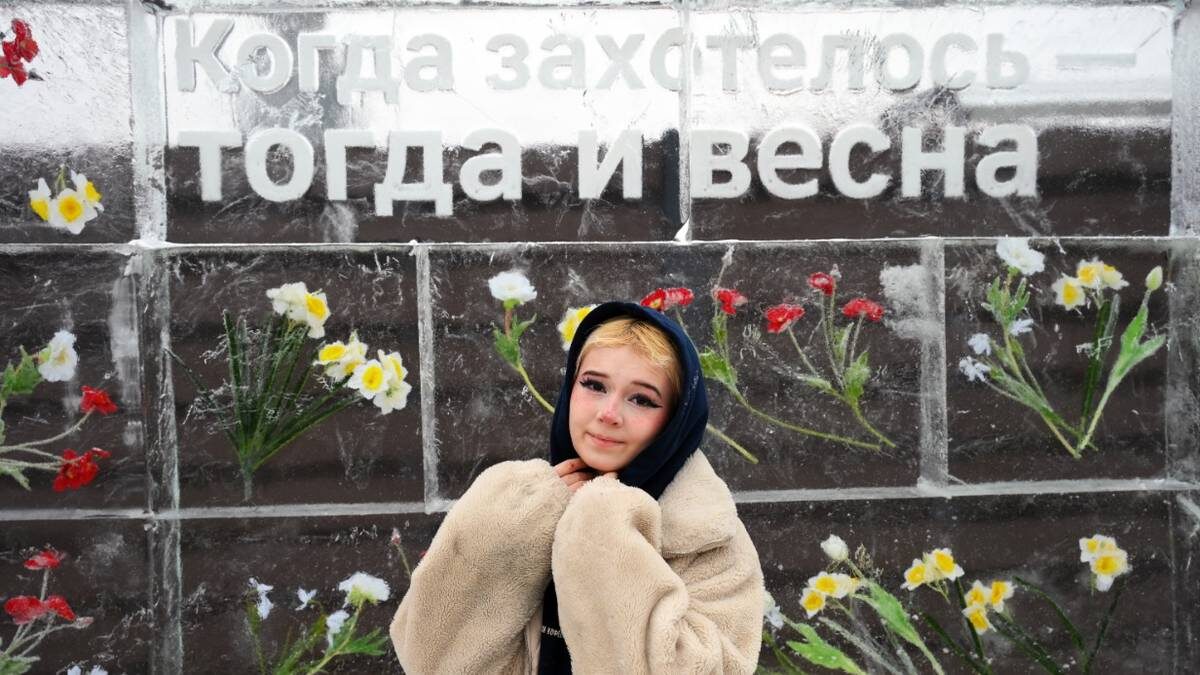    Москвичка Алена Маланчук у арт-объекта «Когда хочу, тогда и весна» в саду «Эрмитаж» / Фото: Пелагия Замятина / Вечерняя Москва