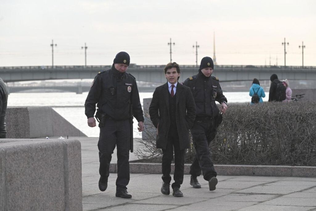 Задержание на площади Ленина в Петербурге. Фото: «Бумага»