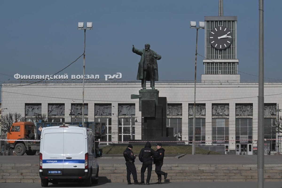 Площадь Ленина в Петербурге оцеплена силовиками. Фото: «Бумага»