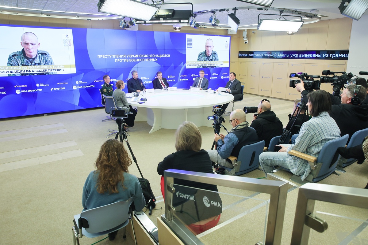    Видео с рассказами возвращенных российских военнопленных транслировались на экраны во время представления доклада. / Фото: РИА Новости