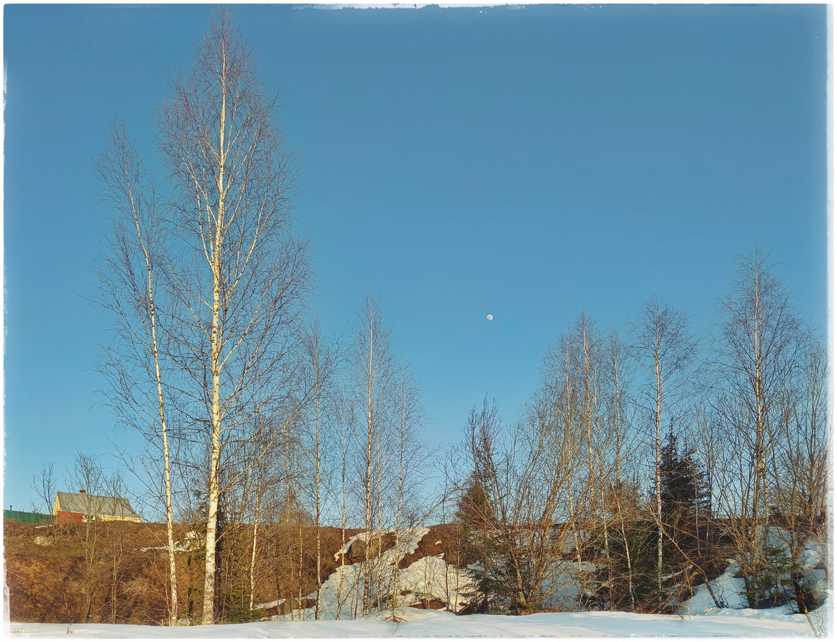 Уже луну видно