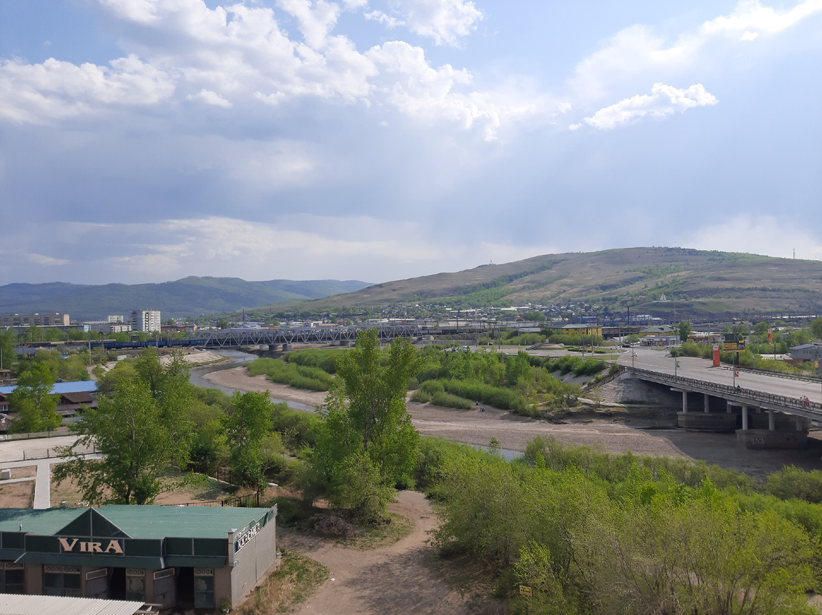 Это город, утонувший в сопках и тайга, кругом одна тайга