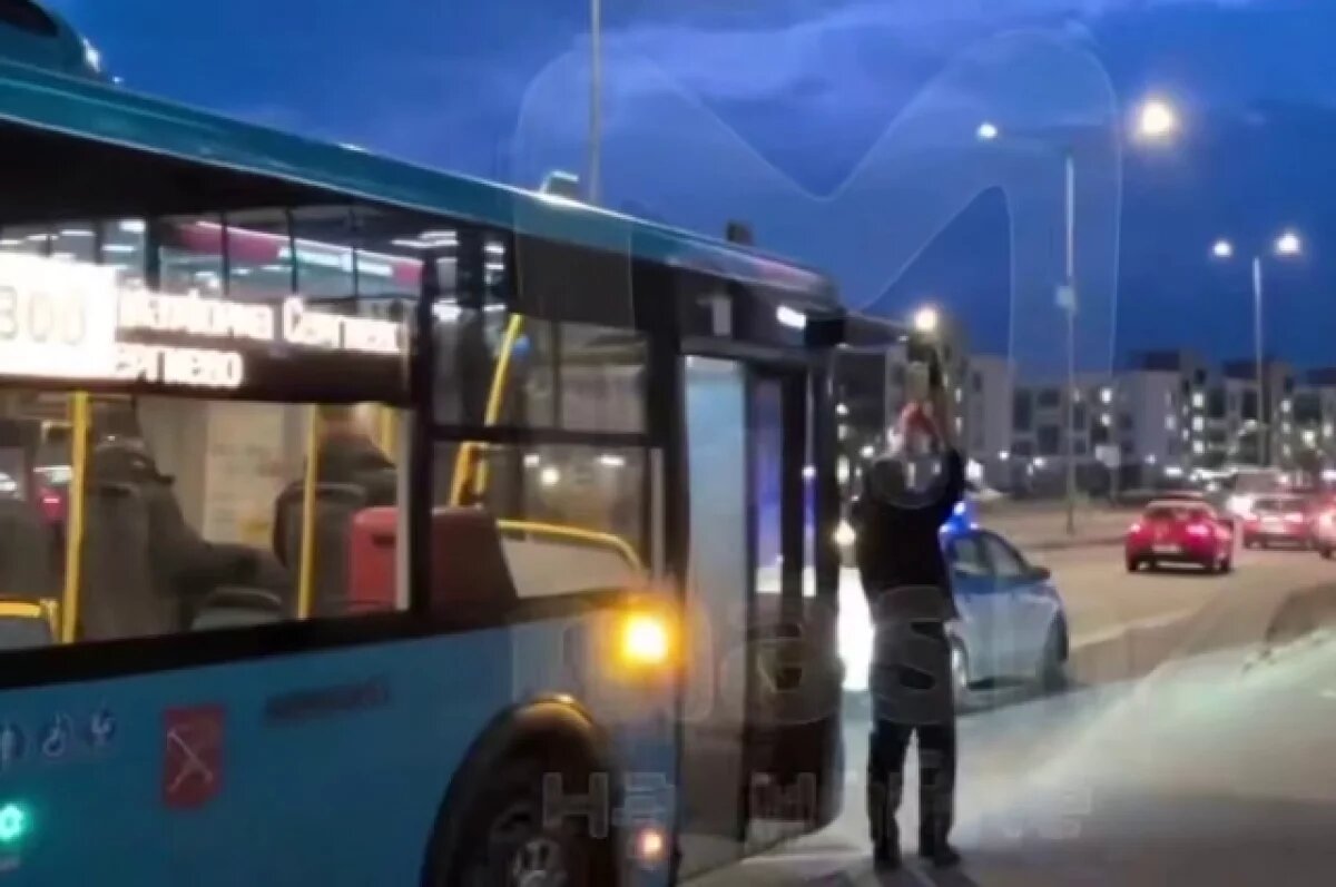    В Петербурге мужчина напал на рейсовый автобус