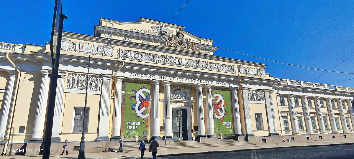 Музей огромный.